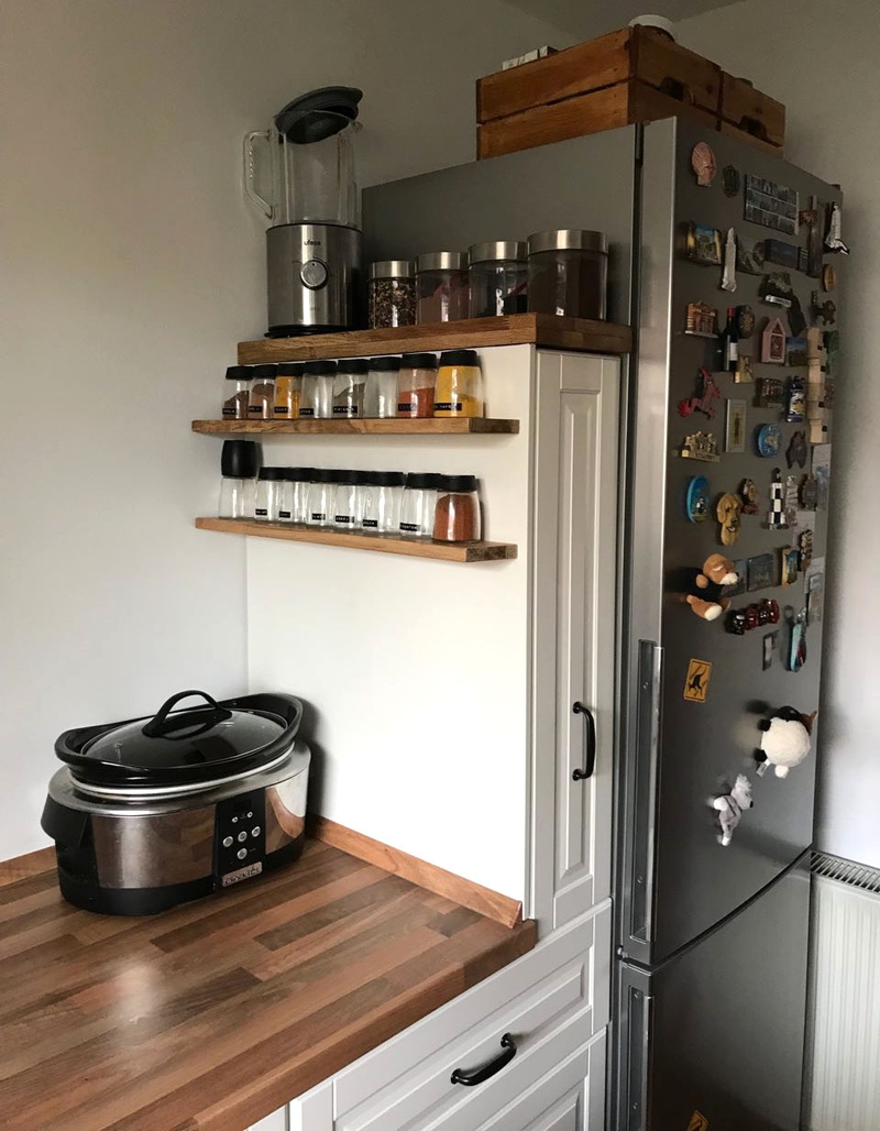 Ese mueble vertical no deberĂa estar ahĂ, pero me sobraban 20 centĂmetros de pared. Ahora es el armario de los panes y especiero colgante